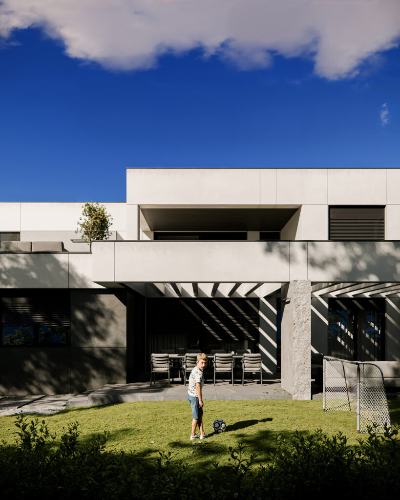 House O — modern house architecture project in Obrenovac, Serbia, created by BIRO19. Contemporary exterior defined by clean geometry, natural materials and harmonious proportions.